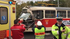 Tramvaj se srazila s nákladním autem, na místě jsou zranění