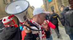 Polští fotbaloví fanoušci prošli Prahou. Protestovali proti fotbalovému svazu