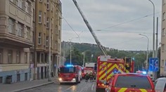 Požár baru v Praze. Hasiči evakuovali desítky lidí z celého domu