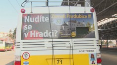 Rivalitu Pardubic a Hradce rozvířila reklama na trolejbuse