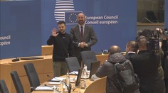 Zelenskyj v Bruselu děkoval za podporu. Odložil dokonce svou vojenskou mikinu