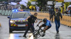 Další incident na Tour. Divák vtrhl na trať na kole a v dresu. Policie ho sejmula