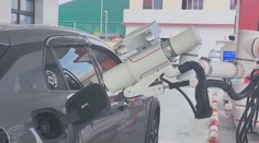 Čína představila tankovacího robota. Díky němu už nemusí řidič vystoupit z auta