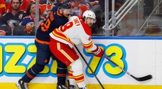 Železný muž jaksepatří. Zadák Calgary hrál play-off se třemi zraněními