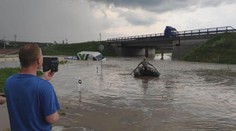Velká voda uvěznila u Otrokovic dodávku. Posádku museli zachraňovat ve člunu