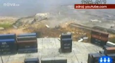 VIDEO: Šokující sesuv v přístavu. Kráter jako deset hřišť!