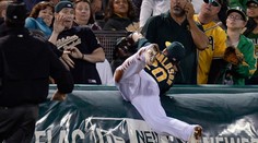 VIDEO: Baseballový skok za hrazení. To byla obětavost!