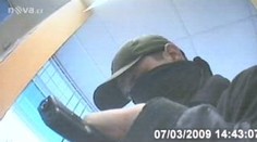 Lupič přepadl banku a obral i jednoho klienta, policie po něm pátrá