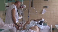 Muž přežil pád ze 7. patra. Další nehody s happyendem