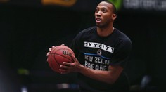 ŠÍLENÉ: Basketbalistovi při zápase vypadlo oko z důlku. VIDEO