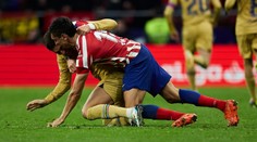 Zápasnická vložka v utkání Barcelony s Atléticem. Oba hráči byli vyloučeni