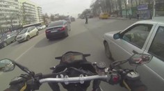 Motorkář pomáhá přejít silnici zmatenému slepci!