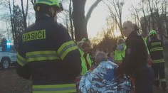 Krmení kachen se proměnilo v boj o život. Seniorka spadla ze srázu