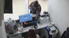 Policisté dopadli lupiče z banky v Mladé Boleslavi, přepadením chtěl vyřešit dluhy