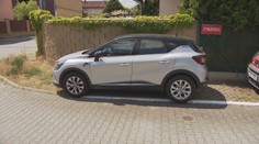Řidiči parkují v ulici, kde ani nebydlí, vadí lidem z Květnice. Vyhláška to povoluje