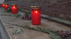 Na oběti zemětřesení vzpomínají i v Česku. Před tureckou ambasádou leží květiny a svíčky
