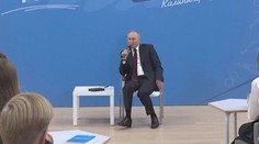 Putinovy "roztančené" nohy: Před studenty maskoval výrazné škubání nohama