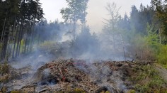 Na Tanvaldském Špičáku hořel les. Nepřístupný terén hasil vrtulník