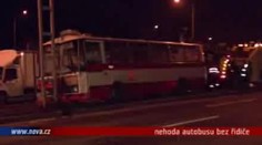 Kuriózní nehoda: autobus bez řidiče boural v pražské Krči