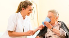 Strašlivý omyl: Stařence (93) dali místo džusu vypít čisticí prostředek
