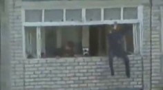 Ruský mejdan: Opilec vypadl z okna, vstal a šel pít dál