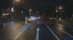 Neobjasněná nehoda na Kladensku. Autobus tam srazil seniorku