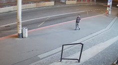 Ženu v Praze pronásledoval onanista. Teď po něm pátrá policie