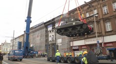 V Plzni se nad střechami domů houpal tank. Jeřáb ho přenesl do nového muzea