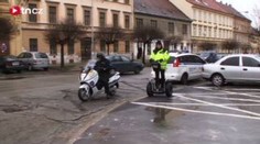 Strážníci koupili motorku na elektřinu, "tankují" na chodbě služebny