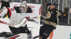 Momenty týdne v NHL: Pastrňák ničil Vaněčka, Saros skočil jako tygr