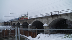 V Brně roste provizorní lávka. Dočasně nahradí poškozený železniční most