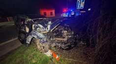 Auto přelétlo kruháč a zbořilo betonový plot, řidiče v bezvědomí museli vyprostit