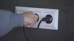 Dodavatelé energií výrazně zlevňují. Domácnosti si přesto příští rok připlatí