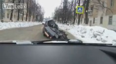 Brutální video: Řidič ujížděl v sešrotovaném autě i s MRTVÝM KAMARÁDEM