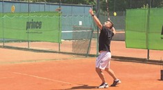 Plekanec ukázal, jak mu jde tenis. Hvězdy NHL čeká odlet za moře