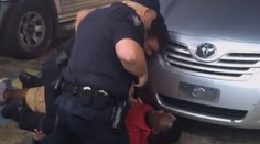 USA zuří: Policisté zastřelili muže ležícího na zemi, lidé protestují