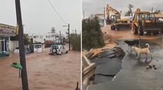 Krétu zasáhly silné deště a záplavy. Voda smetla auta ze silnice do moře