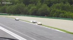 Při závodech GT v Brně začalo po nárazu hořet auto. Řidič v kritickém stavu