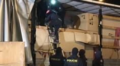 Řidič slyšel divné zvuky, v kamionu se schovávali migranti!