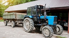 Traktor na Žďársku vezl na přívěsu muže. Ten za jízdy vypadl a zemřel