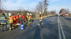 Tragédie na D56! Řidič vyjel ze silnice a narazil do stromu, spolujezdec nepřežil