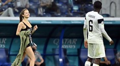 Výtržnice na hřišti! Zápas Belgie s Finskem narušila mladá žena