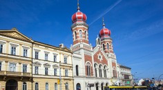 Vandal zneuctil synagogu, zdi a sedadla potřel svymi výkaly