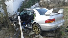 Řidič subaru nezvládl průjezd zatáčkou, při hrozivé nehodě zemřel spolujezdec!