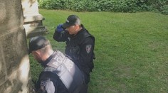 Strážníci v Děčíně pomohli na svět miminku. Matka se ho později zřekla