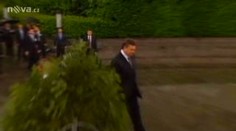 VIDEO: Věnec namlátil prezidentovi při pietní akci. Janukovyč se divil