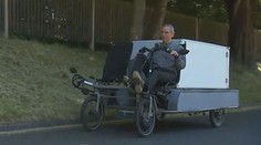 VIDEO: Pohřební služba vzbudila rozruch. Zesnulé vozí na kole