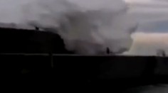 VIDEO: Muže smetla obří vlna do moře! Záchranáři ho oživovali marně