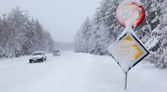 Nehoda kvůli zasněžené dopravní značce: Kdo za ni může?