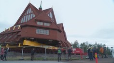 Švédové převážejí po kolejích 700tunový kostel. Musel ustoupit železnému dolu